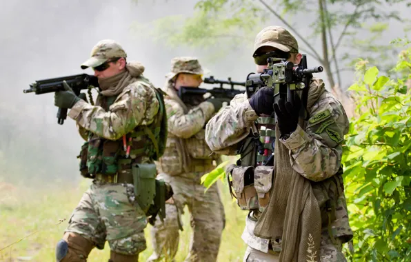 Picture soldiers, weapons, training, elite group