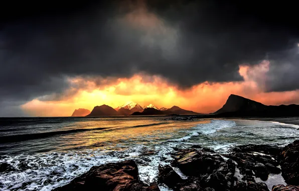 Clouds, mountains, The ocean