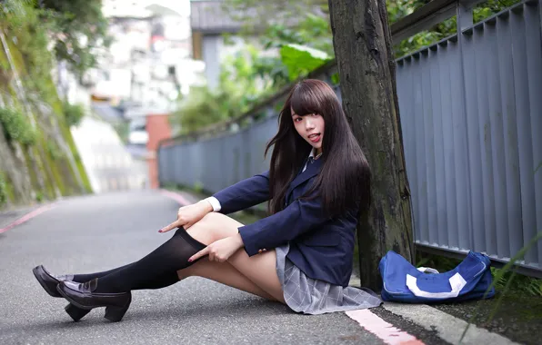 Picture Asian, knee, uniform, enthusiasm, facial expressions, short skirt, sitting on the pavement