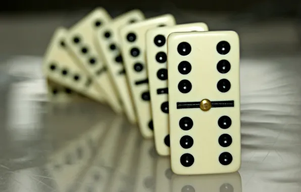 Macro, the game, Domino