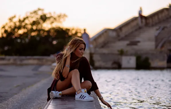 Picture girl, the city, river