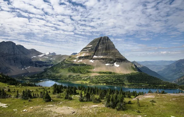 Picture the sky, trees, mountains, lake