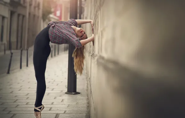 The city, wall, grace, ballerina, Pointe shoes, Marine Fauvet