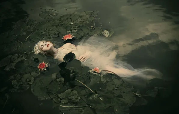 Picture girl, in the water, Ophelia