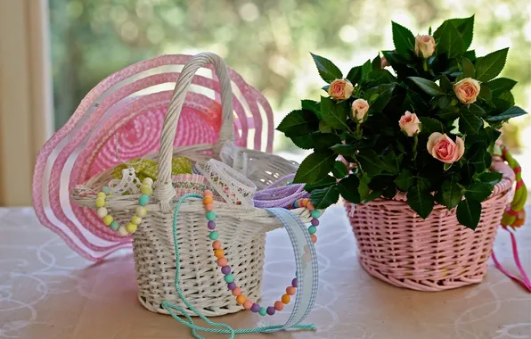 Picture roses, beads, hat, braid, baskets, © Elena Di Guardo