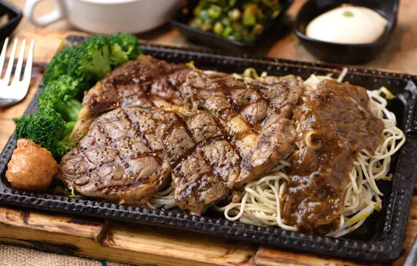 Meat, spaghetti, sauce, broccoli, delicious