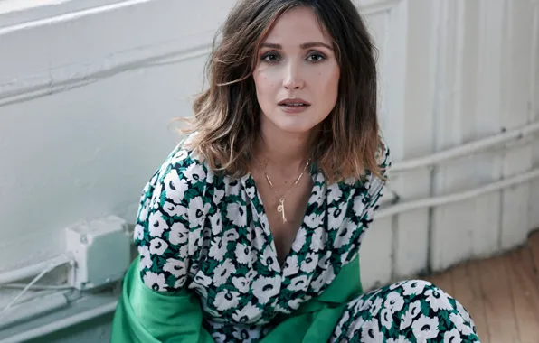 Picture pose, makeup, actress, hairstyle, brown hair, beauty, sitting, on the floor