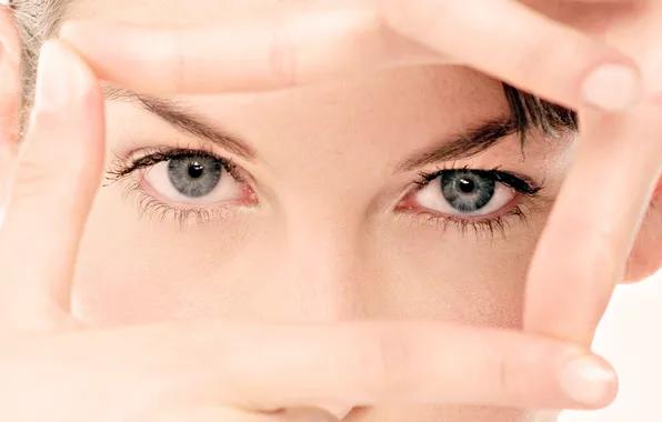 Frame, LOOK, HANDS, EYELASHES, FACE, EYES, FINGERS, EYEBROWS