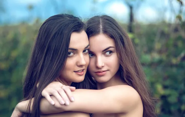 Two girls, hugs, Che Nai, Not pass