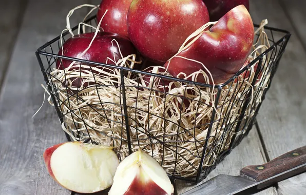 Picture knife, basket, slices, red apples