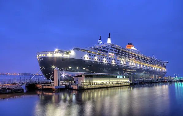 Night, the city, port, Queen Mary 2, Liverpool