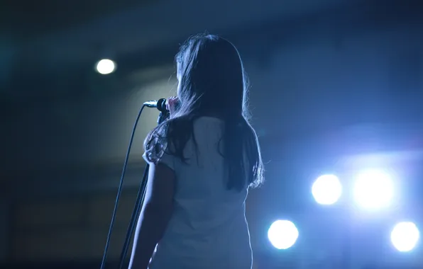 Girl, the atmosphere, microphone, performer