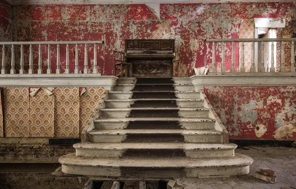 Wall, ladder, piano