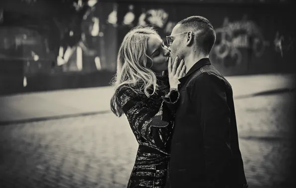 Photo, street, kiss, glasses, blonde, pair, black and white, male