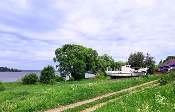 The sky, river, shore, housing