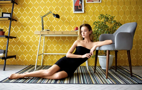 Pose, table, room, wall, model, plant, lamp, portrait