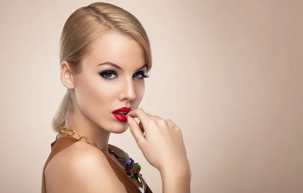 Picture makeup, hairstyle, sponge, teeth, finger