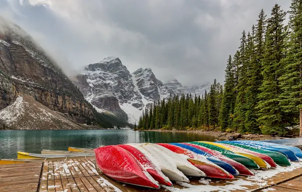 Picture Banff National Park, Canada, Moraine Lake, canoes