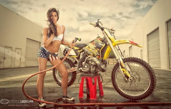 Look, sink, Erotic, is above the Suzuki RM250 Project Bike, girl Raquel