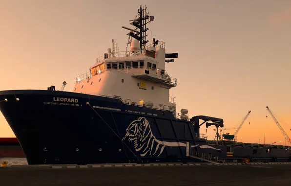 Lights, the evening, port, a special vessel, provision of drilling rigs