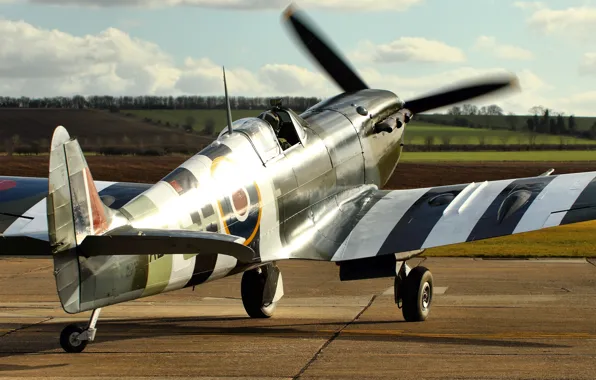 Picture fighter, British, single-engine, Supermarine, Spitfire Mk. XIV