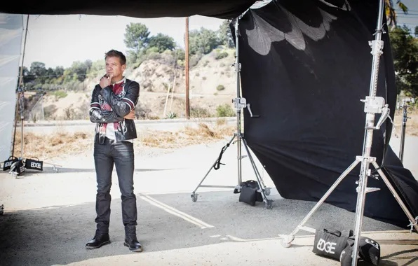 Pose, jeans, shoes, jacket, actor, photoshoot, Jeremy Renner, Jeremy Renner