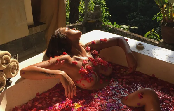 Chest, the sun, pose, roses, petals, garden, brunette, bath