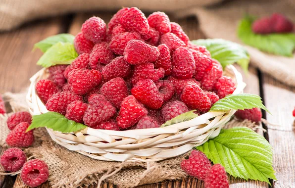 Picture raspberry, basket, the leaves of raspberry