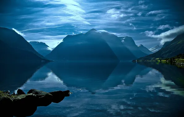 The sky, clouds, mountains, lake