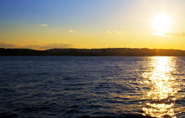 Water, the sun, the city, glare