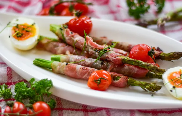 Eggs, meat, tomatoes, ham, asparagus
