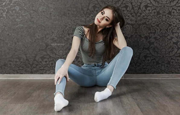Picture pose, hair, jeans, makeup, lipstick, brunette, legs, sitting