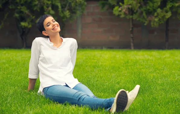 Picture greens, trees, pose, smile, lawn, the fence, jeans, makeup