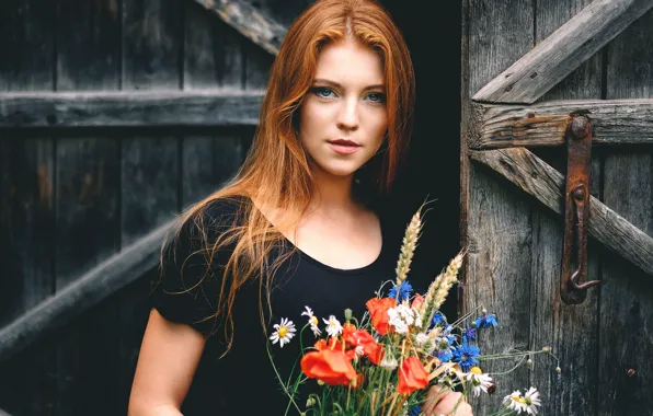 Picture look, bouquet, the door, red-haired beauty