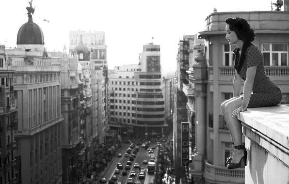 Girl, the city, tube, on the edge