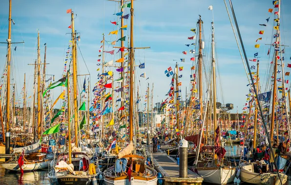 The sky, holiday, boat, Bay, yacht, Parking, mast, flags