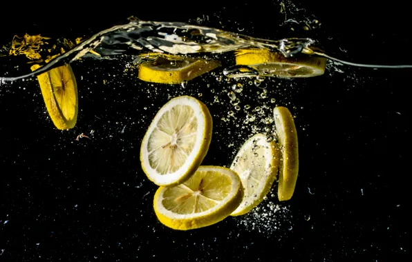 Lemon, water, falling, slices, making, big splash