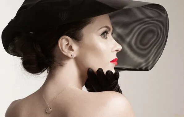 Picture hat, gloves, medallion, face, profile, model