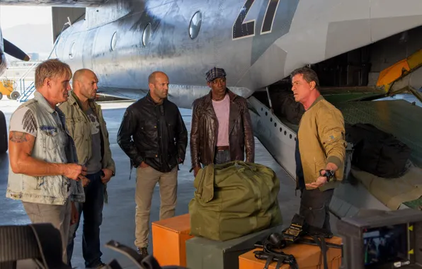 The plane, Sylvester Stallone, Randy Couture, Randy Couture, Jason Statham, Sylvester Stallone, Luggage, Jason Statham