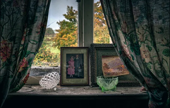 Picture sadness, autumn, window, old photos