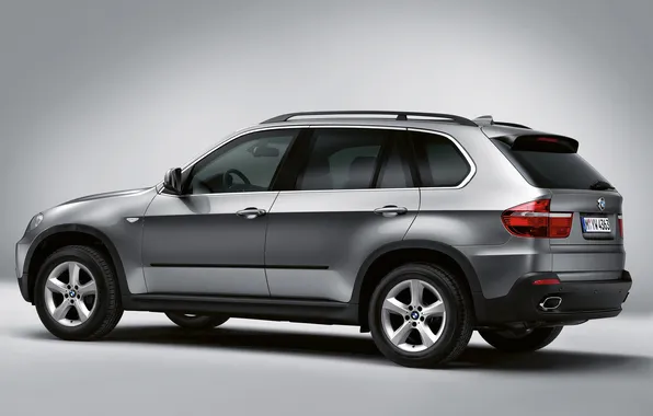 Picture lights, grey background, drives, BMW x5, side view