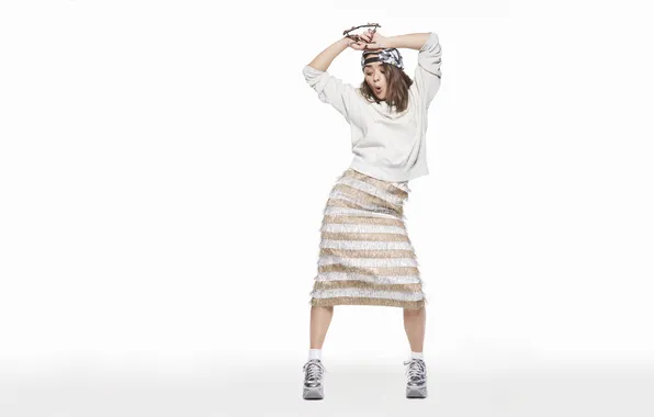 Picture dance, white background, Maisie Williams, fashionista, annealing