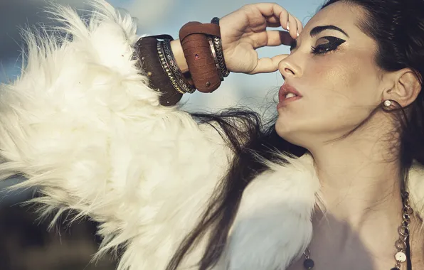 Pose, style, model, hand, makeup, fur, bracelets, chubaka