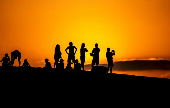 The sky, clouds, sunset, people, horizon, silhouette