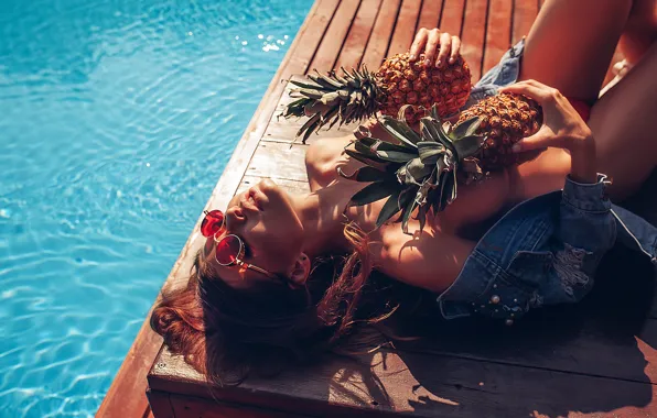 Water, girl, pose, pool, glasses, dzhinsovka, pineapples, Elizabeth Ustyugova