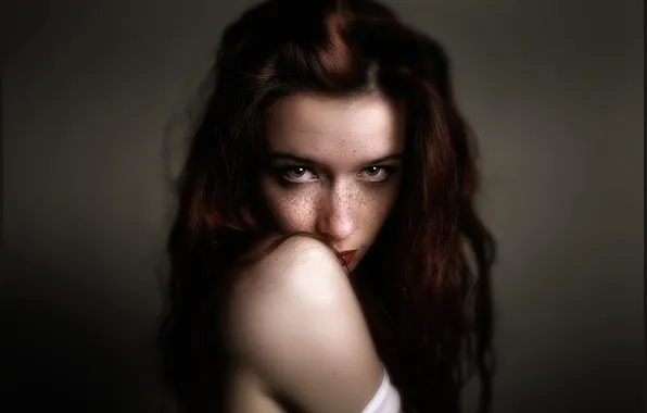 Freckles, the beauty, shoulders, Louise