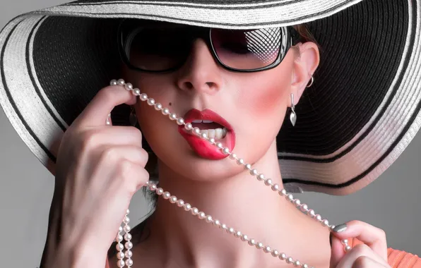 Picture face, background, model, hat, hands, makeup, glasses, lips