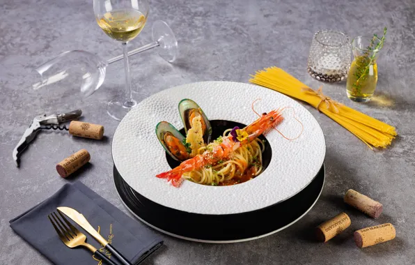 Glass, shrimp, mussels, shellfish, pasta