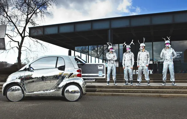 CLOTHING, REFLECTION, MINI, MACHINE, PEOPLE, HORNS, DRIVES, MIRROR