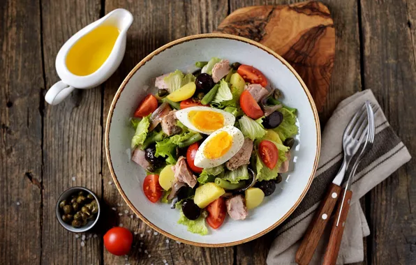 Egg, oil, vegetables, tomato, salad, olives, capers